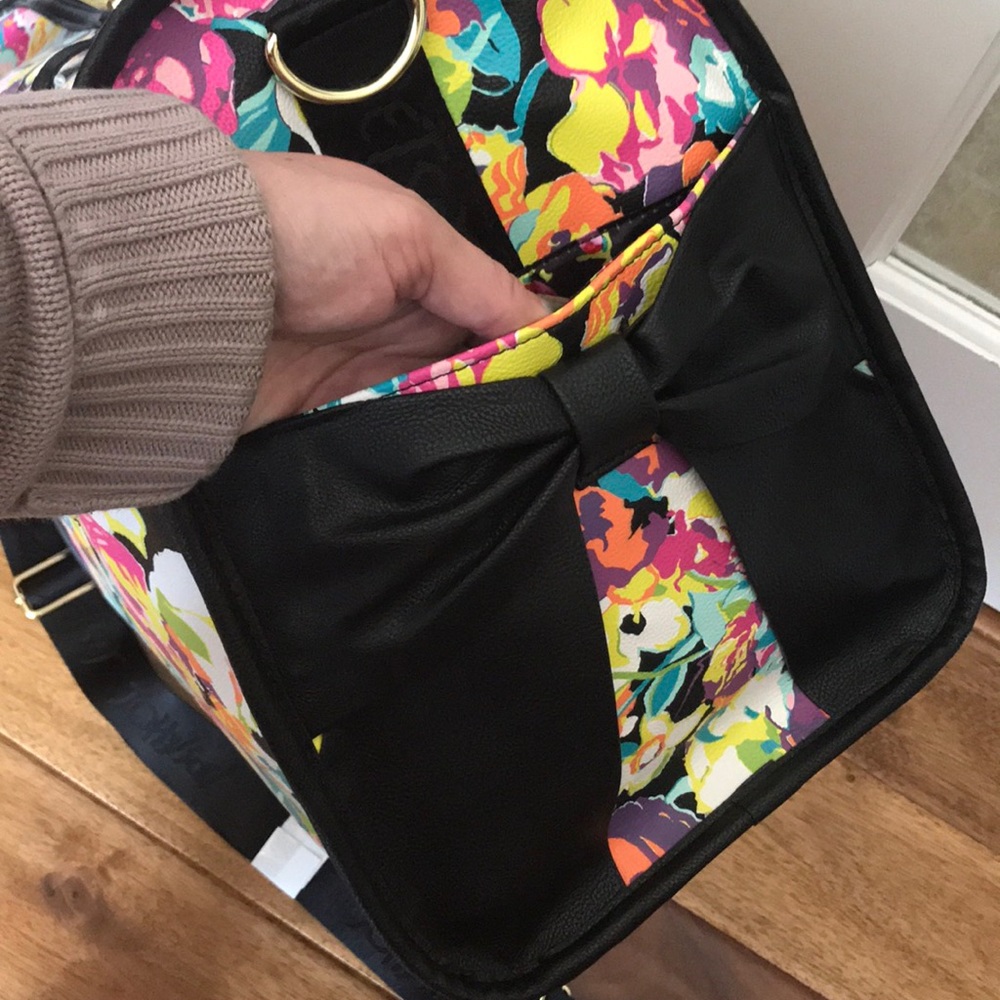 🆕 Betsey Johnson Weekender w Crossbody Strap - Picture 8 of 8